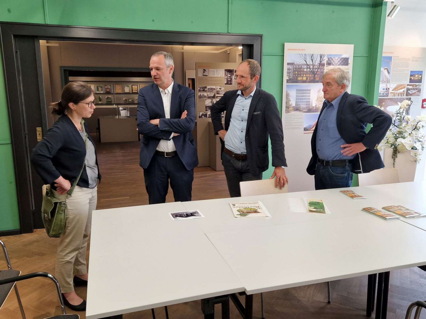 Tauschten ihre Erfahrungen zum simul⁺Mitmachfonds und zum Projekt der Stadt Niesky aus. V. l. Oberbürgermeisterin der Großen Kreisstadt Niesky, Kathrin Uhlemann, Projektleiter des simul⁺Mitmachfonds Christoph Biele, MdL Stephan Meyer und der Geschäftsführer des SLK, Peter Neunert.